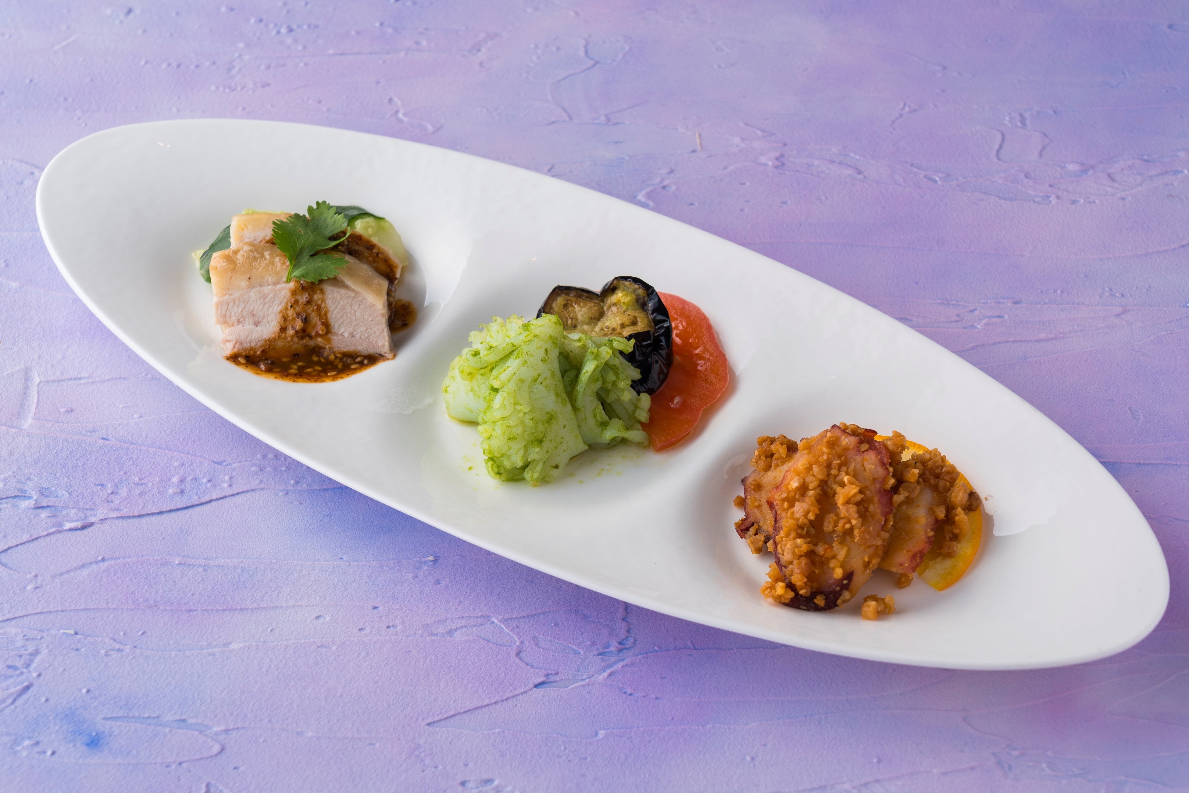 前菜3種 左から「蒸し鶏の冷製」、「イカと茄子の山椒ソース」、「タコのカシュナッツ和え」