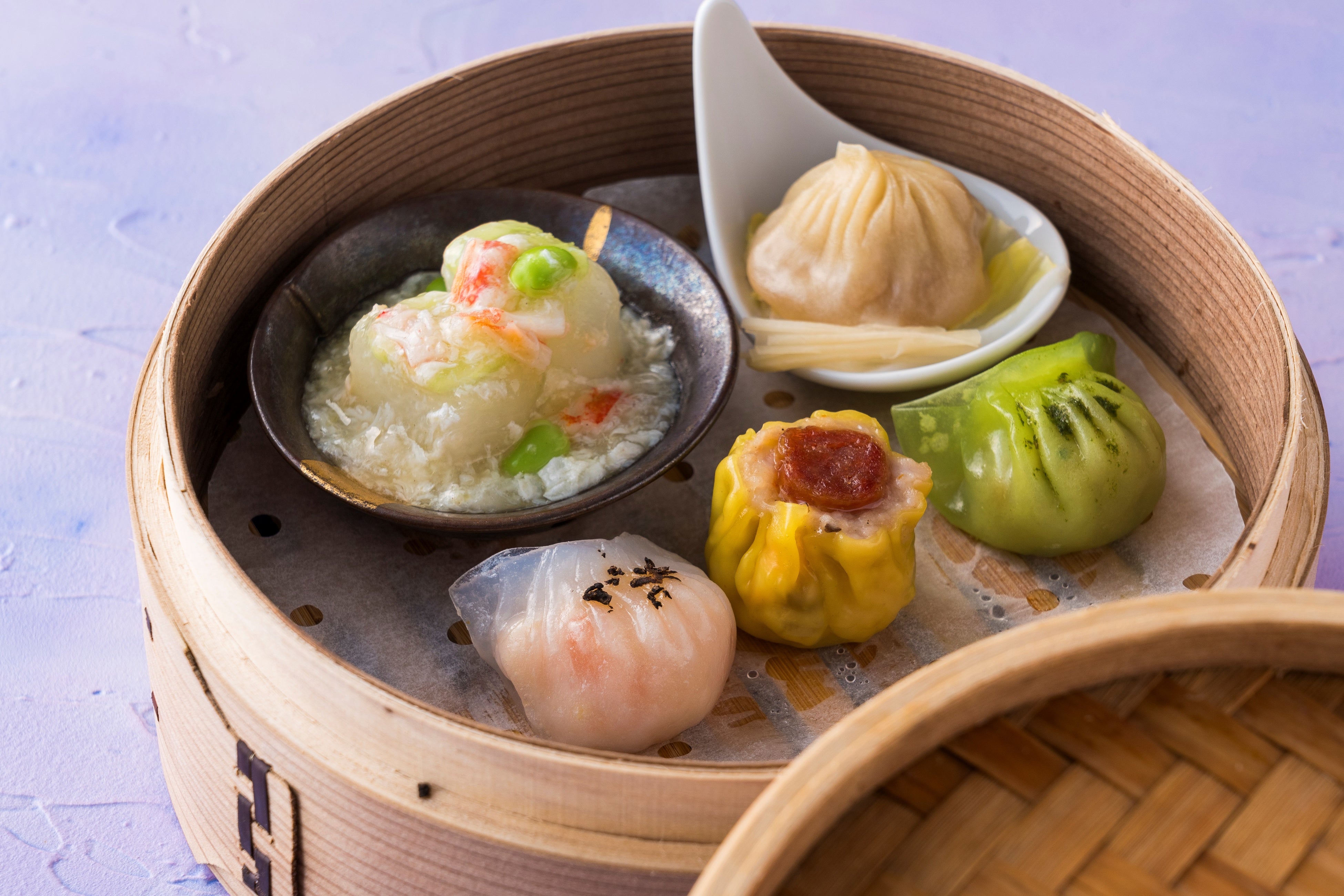 飲茶5種 左上から時計回りに「冬瓜蟹あんかけ」、「小籠包」、「翡翠餃子」、「中国サラミ入り広東焼売」、「海老蒸し餃子」