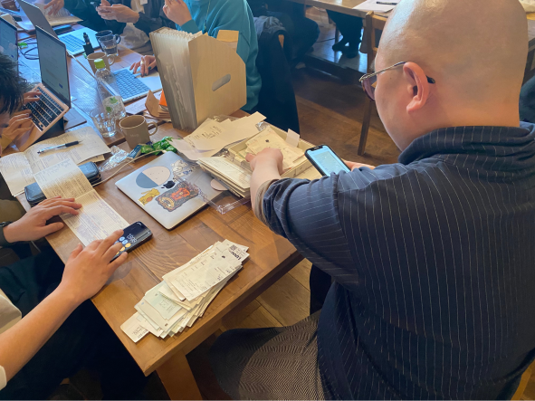 　　　　　　　　　　溜まった領収書をfreee会計のスマホアプリを使って撮影