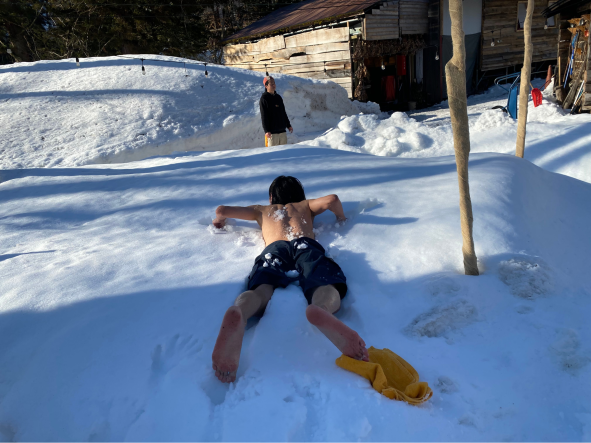 　　　　　　　　　　　　　　積もった雪の上にダイブする方も