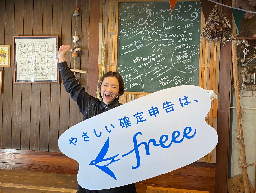 　　　電子申告を使ってその場で確定申告！終えた人は解放された笑顔と一緒に記念撮影