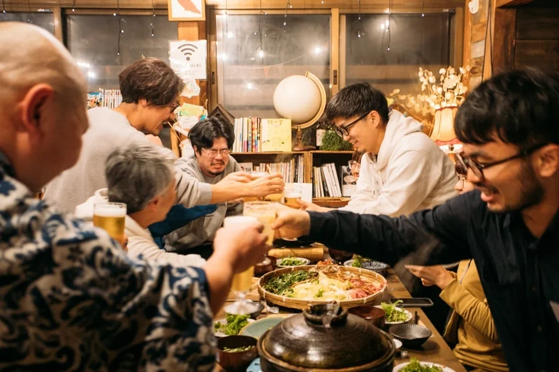 熱燗とLAMPの人気メニュー「ラム火鍋」に舌鼓を打ちながら「縁」をつなぎます（昨年度の様子）