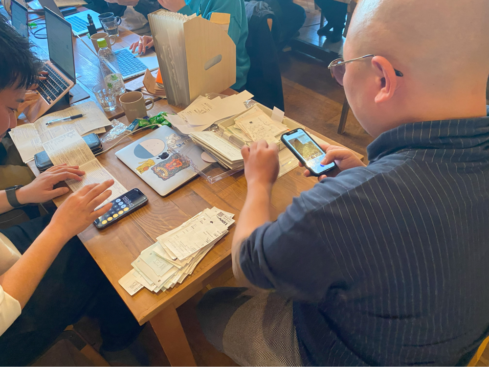 税理士等のサポートを受けながら確定申告を実施します（昨年度の様子）