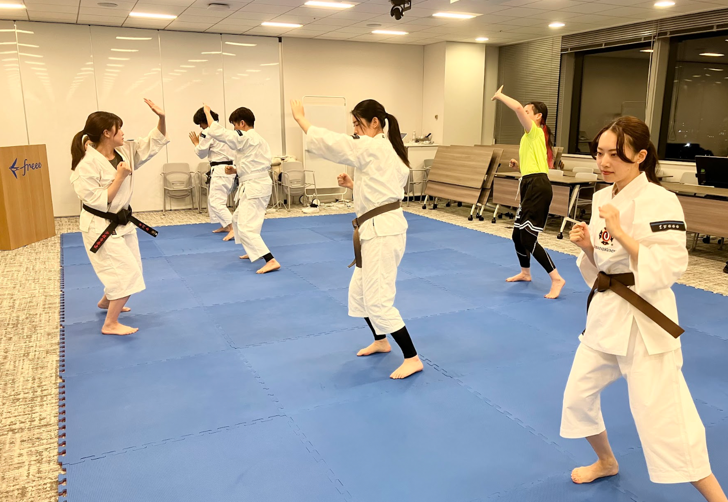 終業後、女性指導員を中心に基本練習に励むfreee従業員