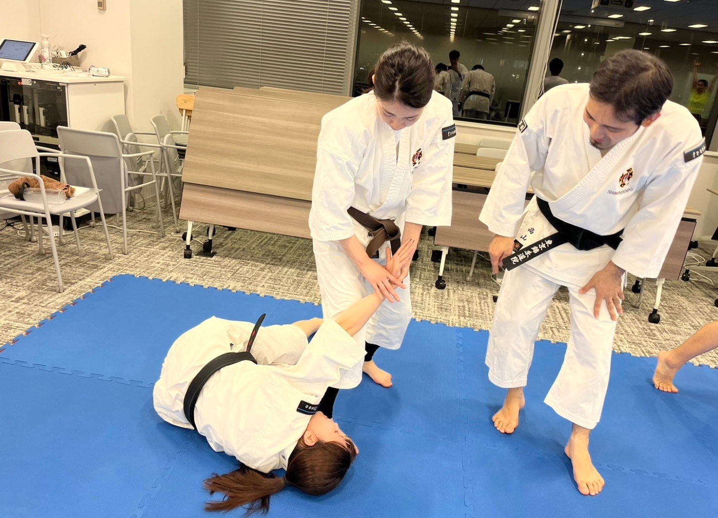 黒帯の昇格考試に向け練習をするfreee従業員