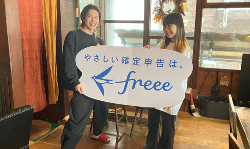 確定申告が終わり笑顔で記念撮影を行う参加者