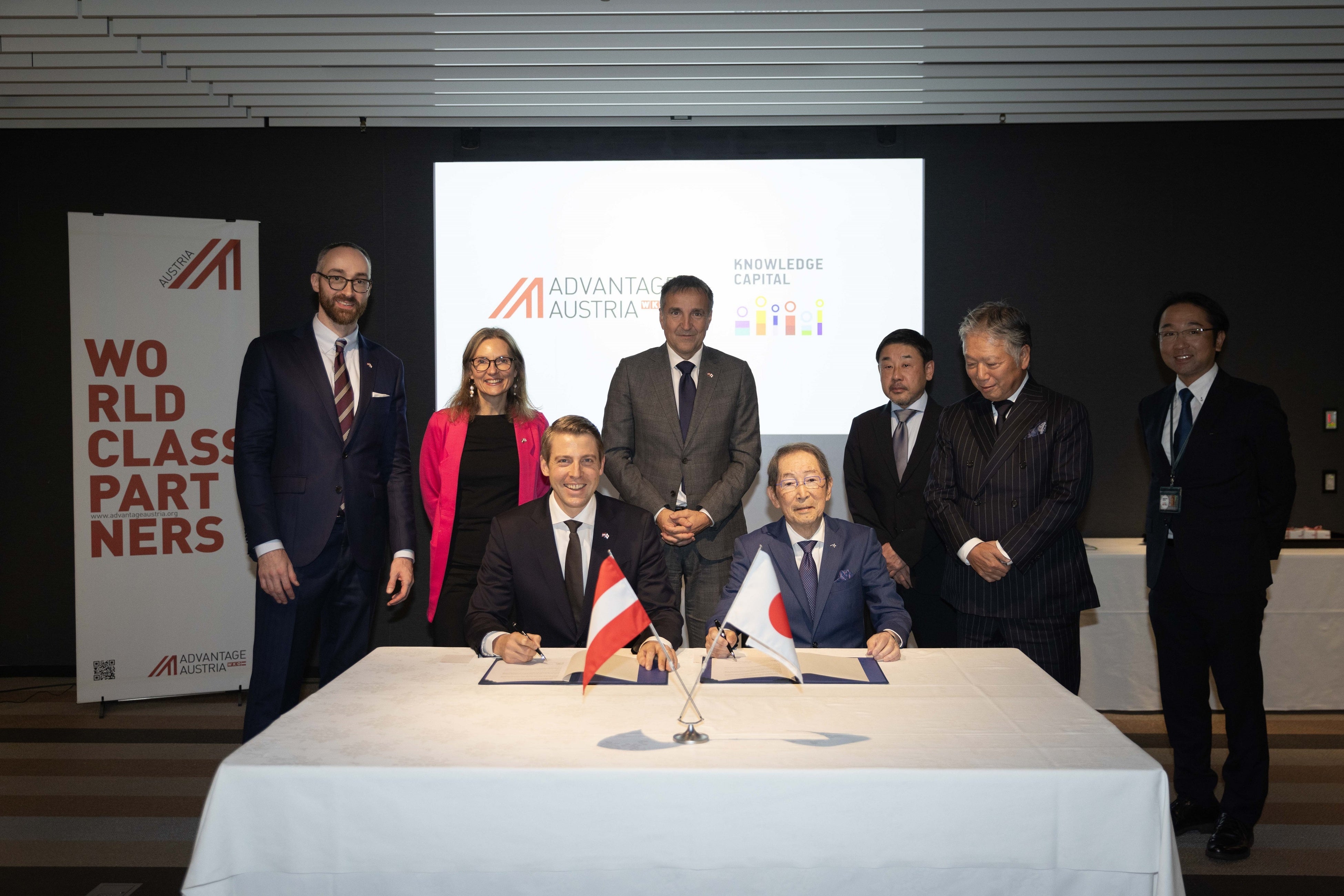 左から：シモン・プセンナー上席商務官、クリスティーナ・シェッサ商務参事官、フィリップ・ガーディー副総裁、ミヒャエル・オッターADVANTAGEAUSTRIA代表、宮原秀夫 代表理事、水原正明 専務理事、野村卓也 総合プロデューサー、稗方直己 事業統括部次長