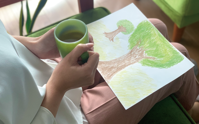 お茶を飲みながらクレヨンでお絵描き