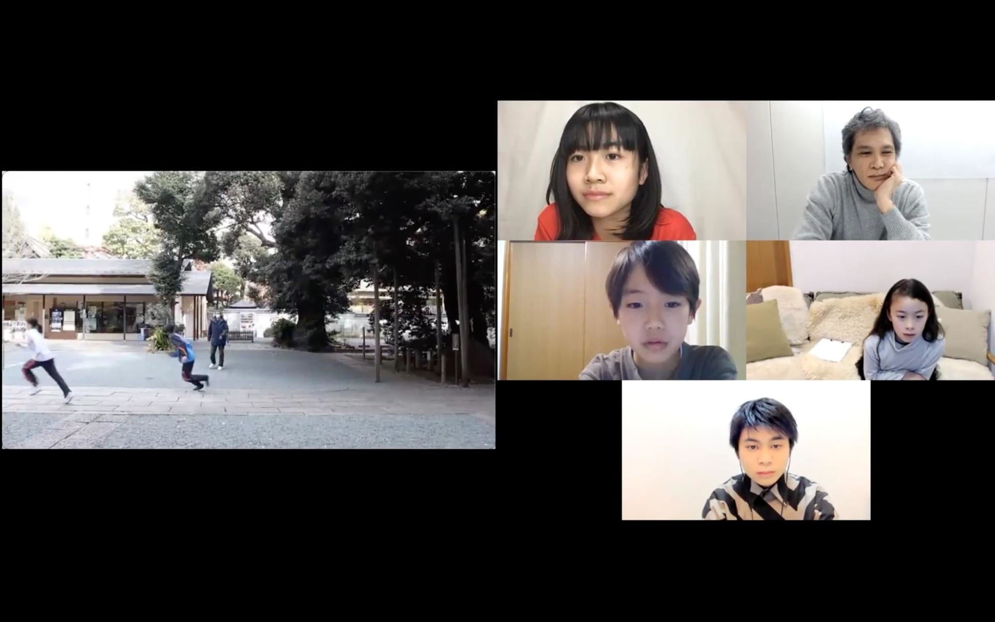 徒競走の映像を見ている様子