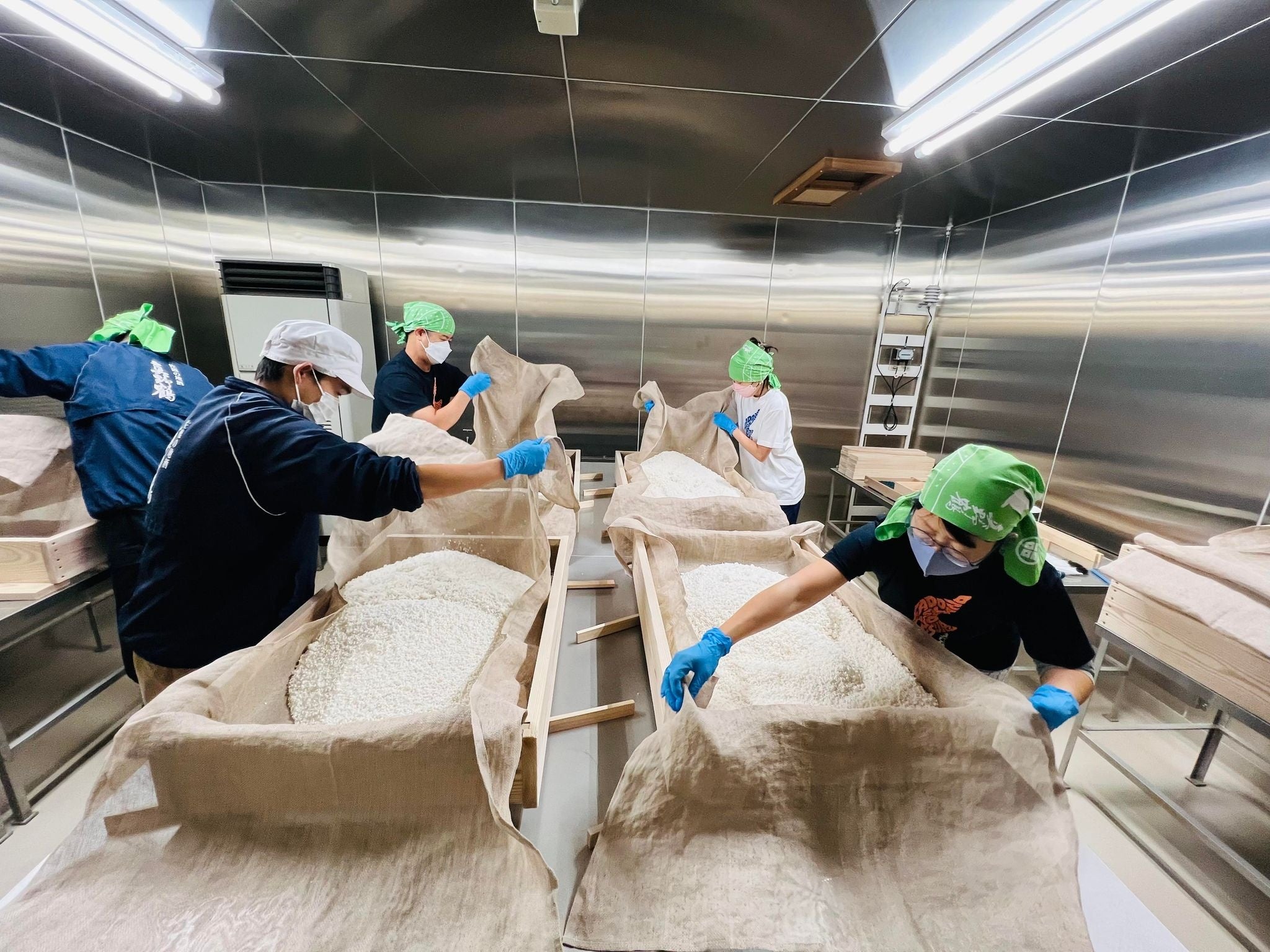 学校蔵での酒造り体験プログラムの様子