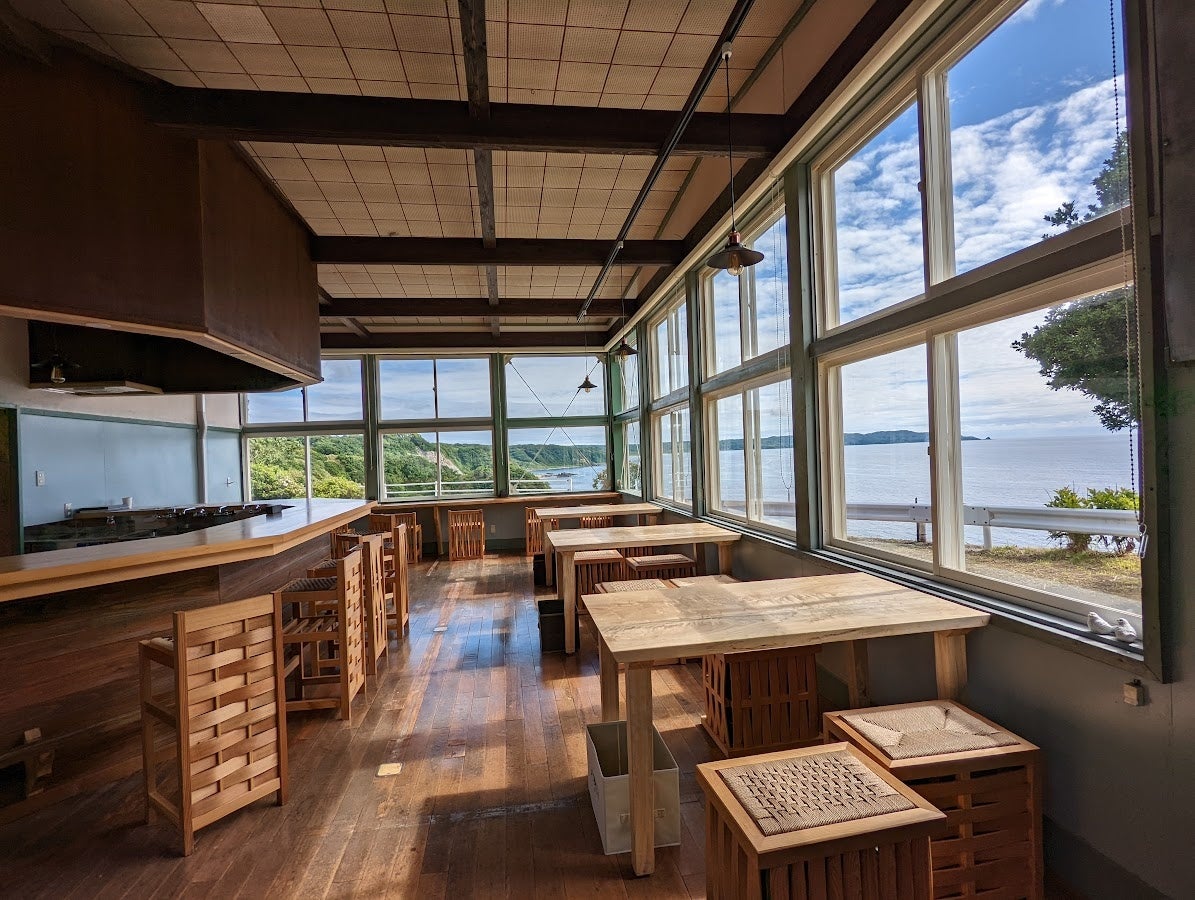 元・職員室を改装したカフェ