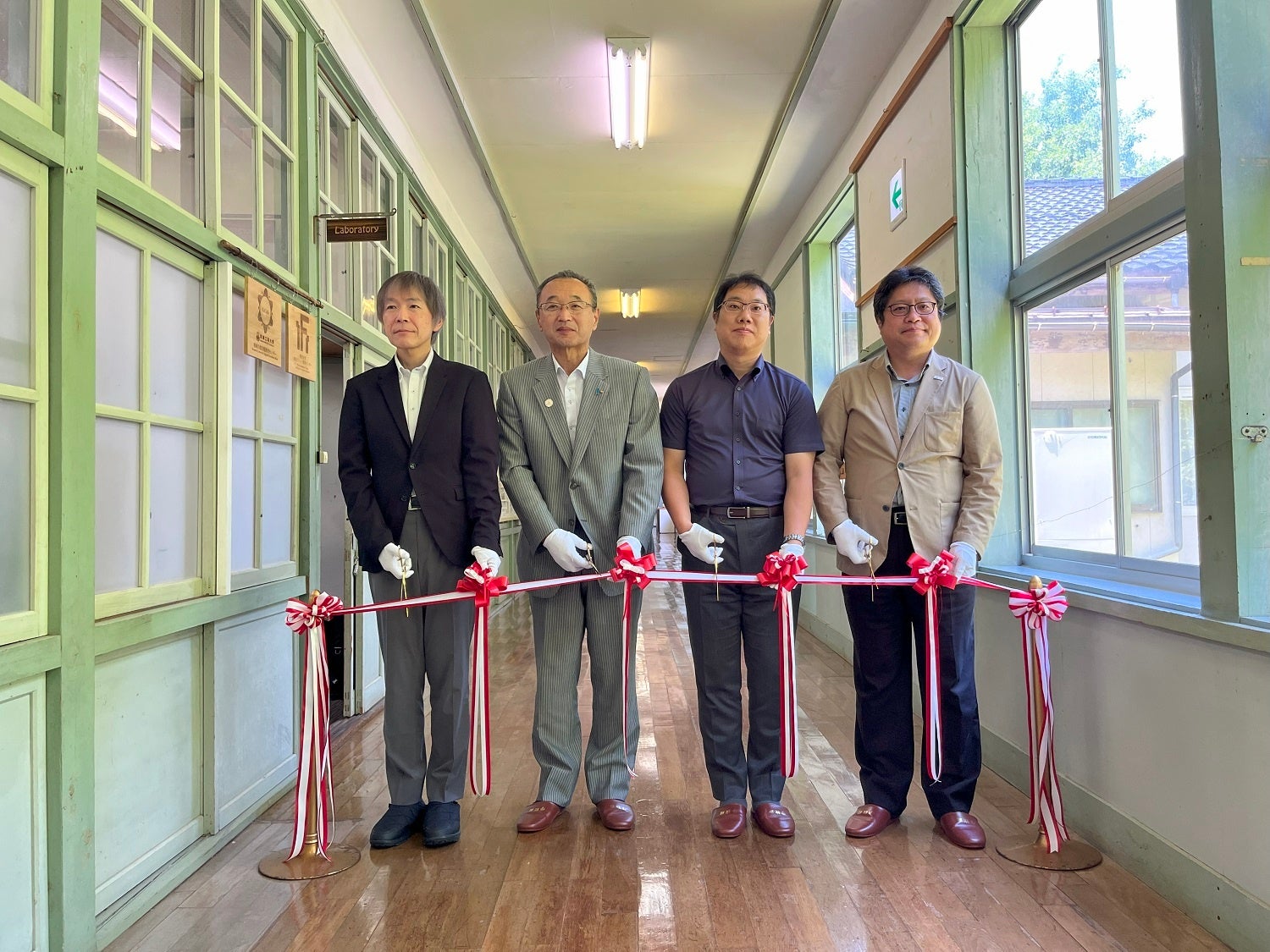 テープカット（写真右から東京大学・福士教授、芝浦工大・栗島教授、渡辺佐渡市長、尾畑酒造・平島社長）