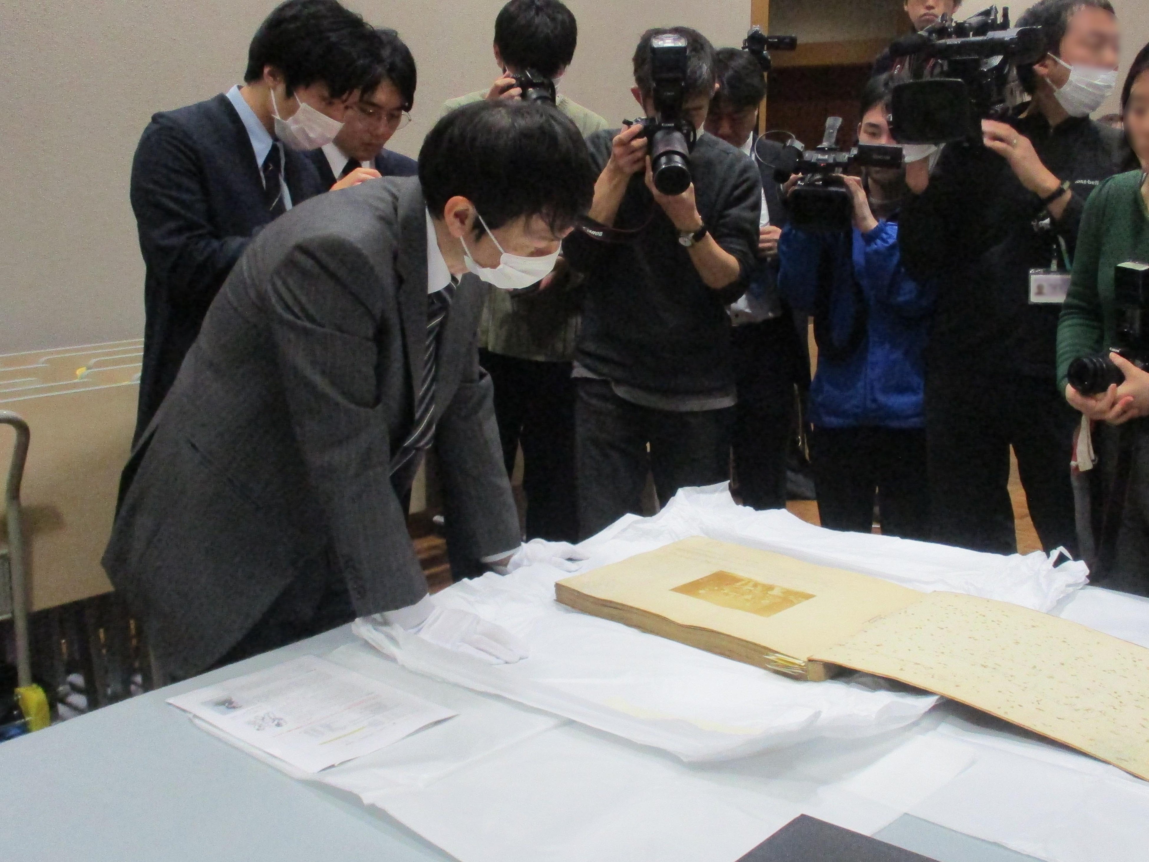 （株）三陽物産　山本博士代表取締役社長から寄託されたアト撮影の写真アルバムの報道関係者向け公開