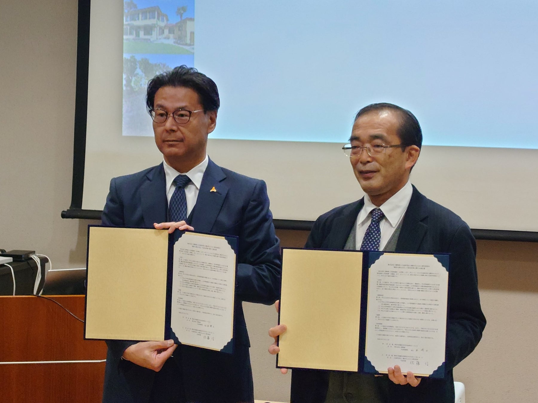 令和6年1月31日の協定書締結式の様子 左:(株)三陽物産 山本博士代表取締役社長 右:(公財)横浜市ふるさと歴史財団 佐藤信代表理事