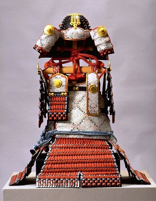 赤糸縅大鎧(あかいとおどしおおよろい) 複製 千葉県立中央博物館大多喜城分館蔵。 畠山重忠奉納として武蔵御嶽神社に伝わる 資料はそれを元に制作されたもの。