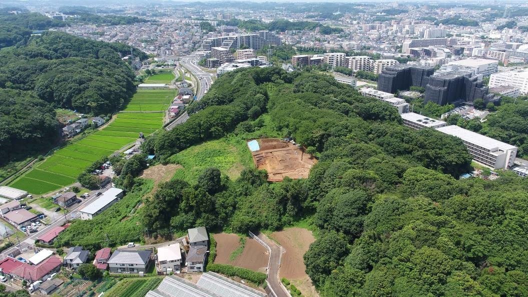 空から見た舞岡熊之堂遺跡と戸塚の街並み(平成30(2018)年、北東から)