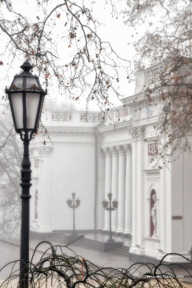 霧の議会前広場　撮影：オレグ・クツキー