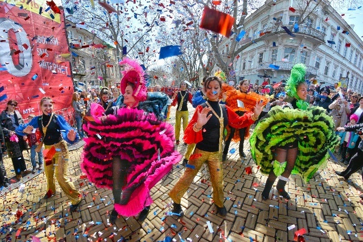 ユモリナの祭りで　撮影：オレグ・クツキー 