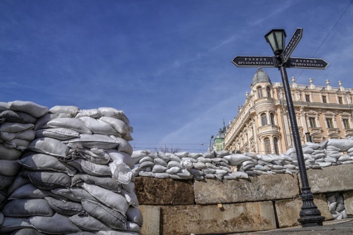 土嚢が積まれた市街地　撮影：ミリューチン・ドミートリ