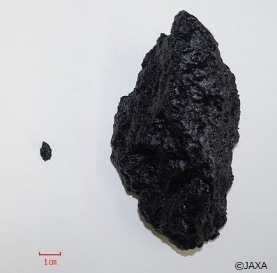 リュウグウサンプルレプリカ（実物大は左）