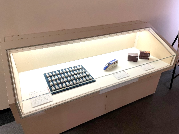 醤油入れ「ひょうちゃん」の展示風景 （初代復刻・崎陽軒蔵）