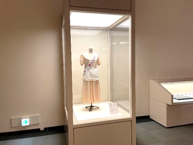 横浜崎陽軒シウマイ娘の制服の展示風景 （レプリカ・崎陽軒蔵）