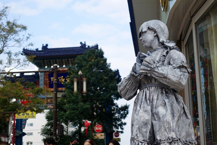 横浜中華街の朝陽門とオリジナルスタチュー「赤い靴はいた女の子」