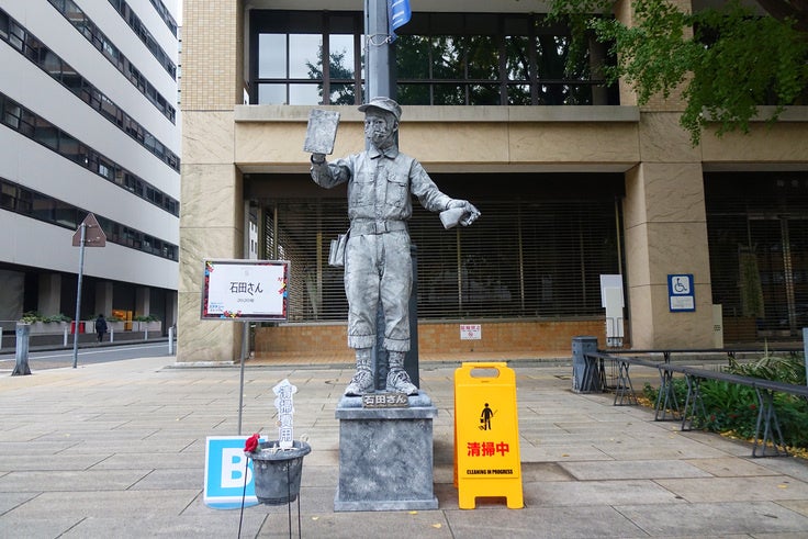 日本大通りに設置したスタチュー