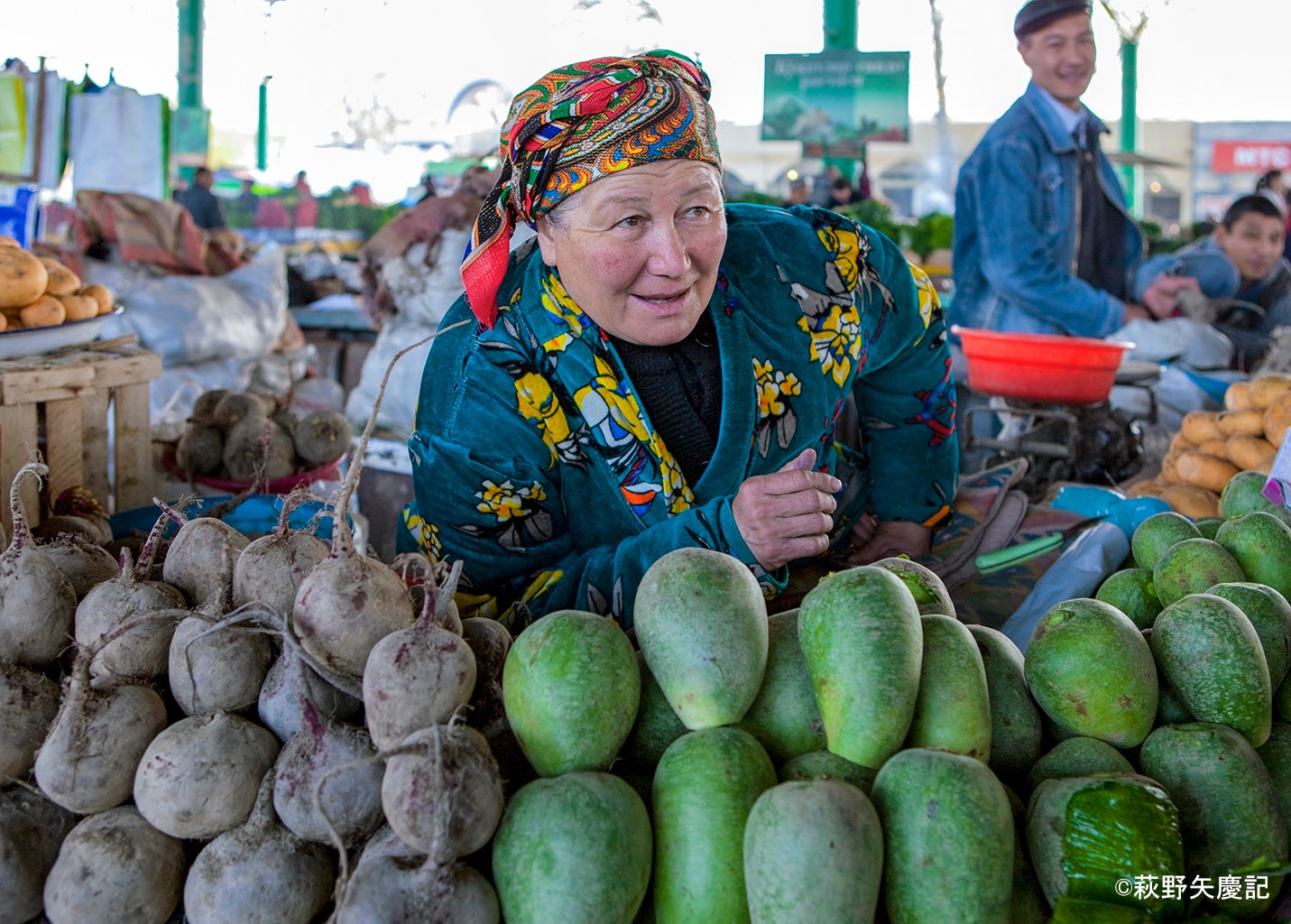 中央アジア産の大根とビーツ（甘味大根）を売る女性　フェルガナ　マルギラン