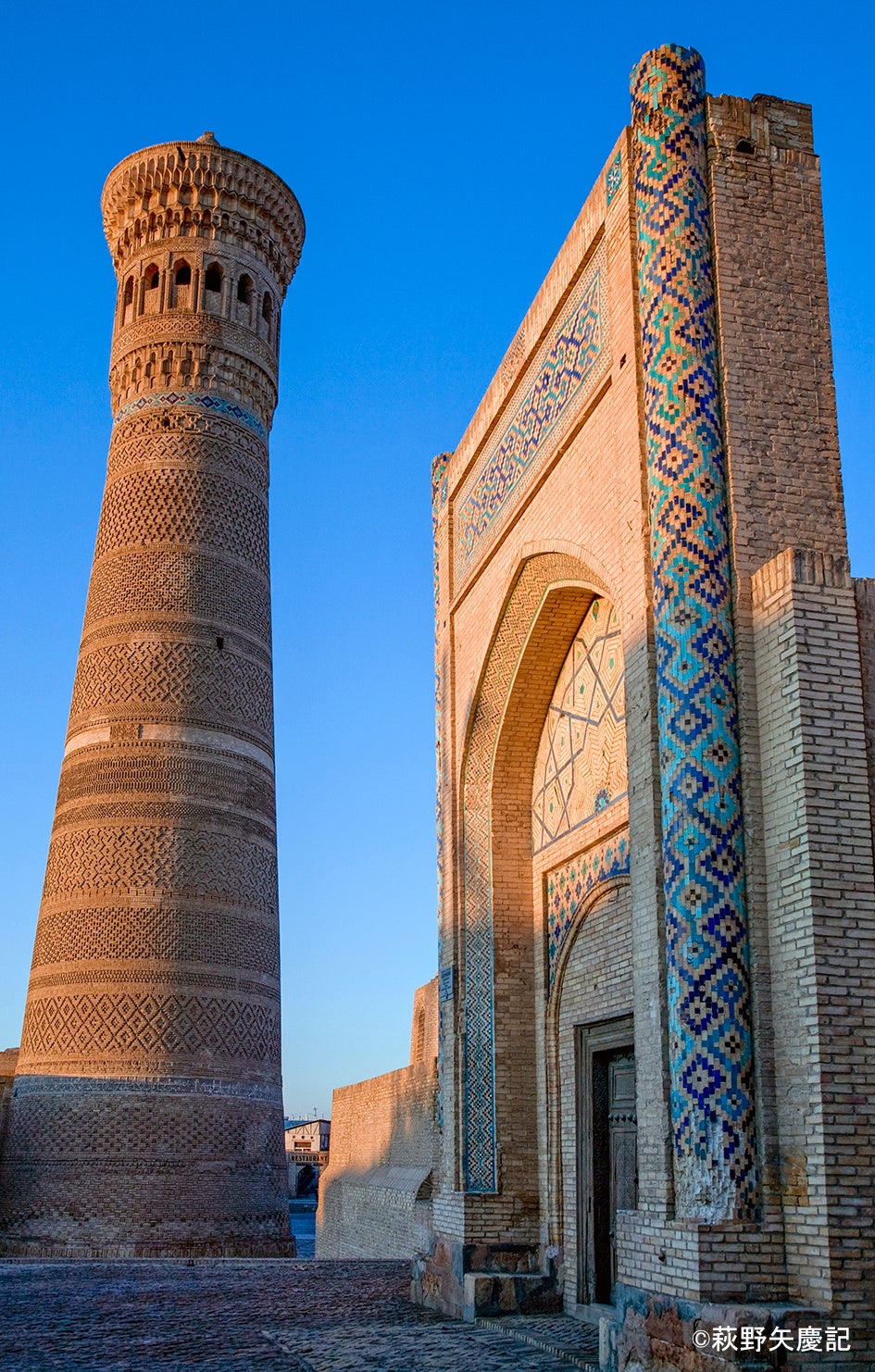 夕日を浴びるカラーン・ミナレットとアリム・ハーン・マドラサ　ブハラ