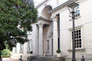 近代建築としても人気の高い旧館（旧英国総領事館）と中庭に植わる横浜開港のシンボル玉楠の木