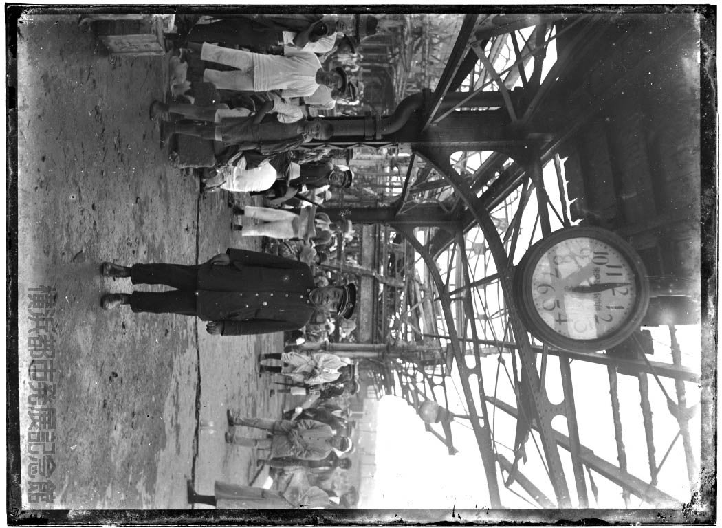 被災した横浜駅（２代目）のホームと横浜駅長 中野春之助撮影 横浜都市発展記念館所蔵