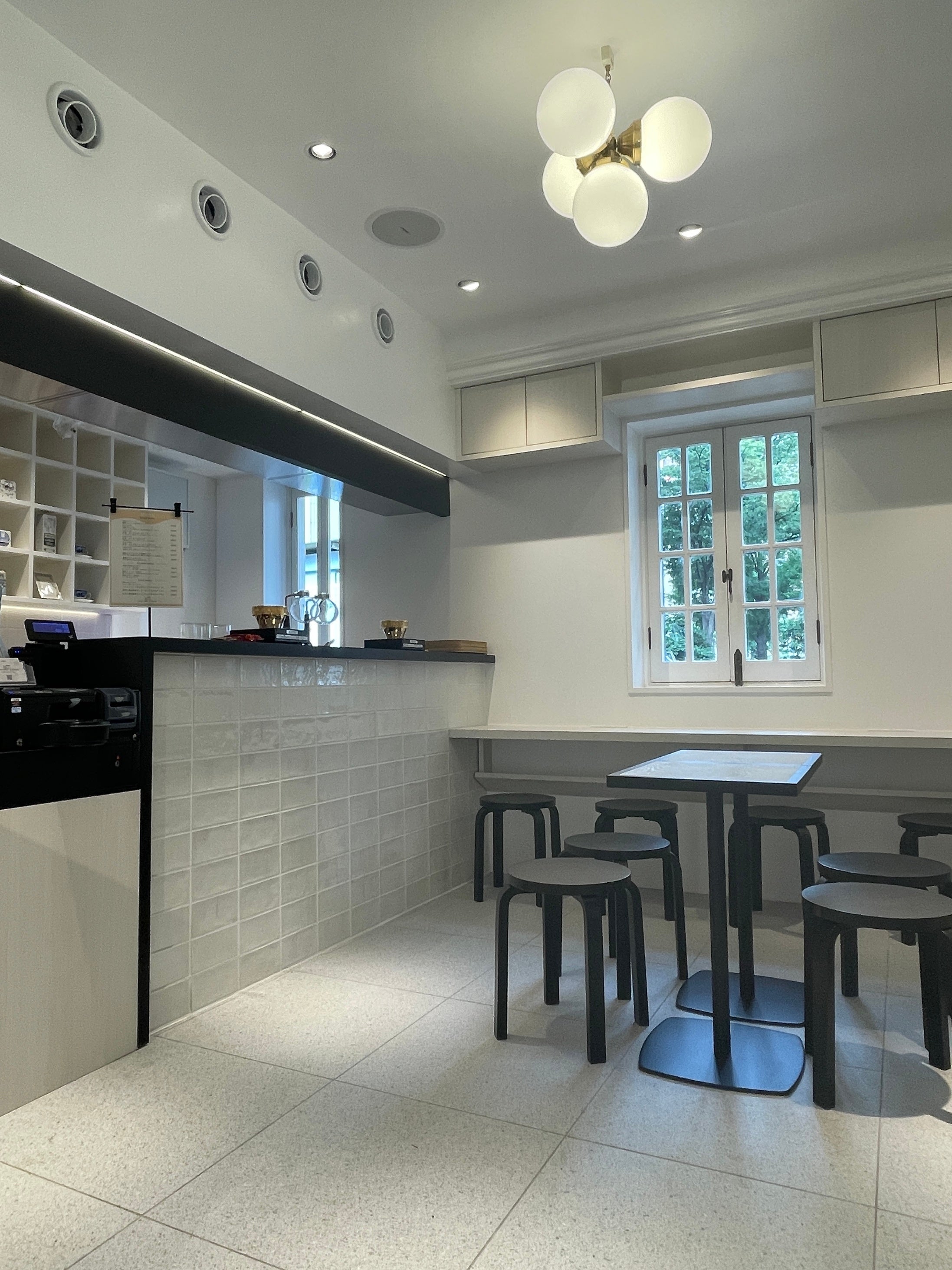 カフェではコーヒーだけでなく英国文化が薫る紅茶もおすすめです。