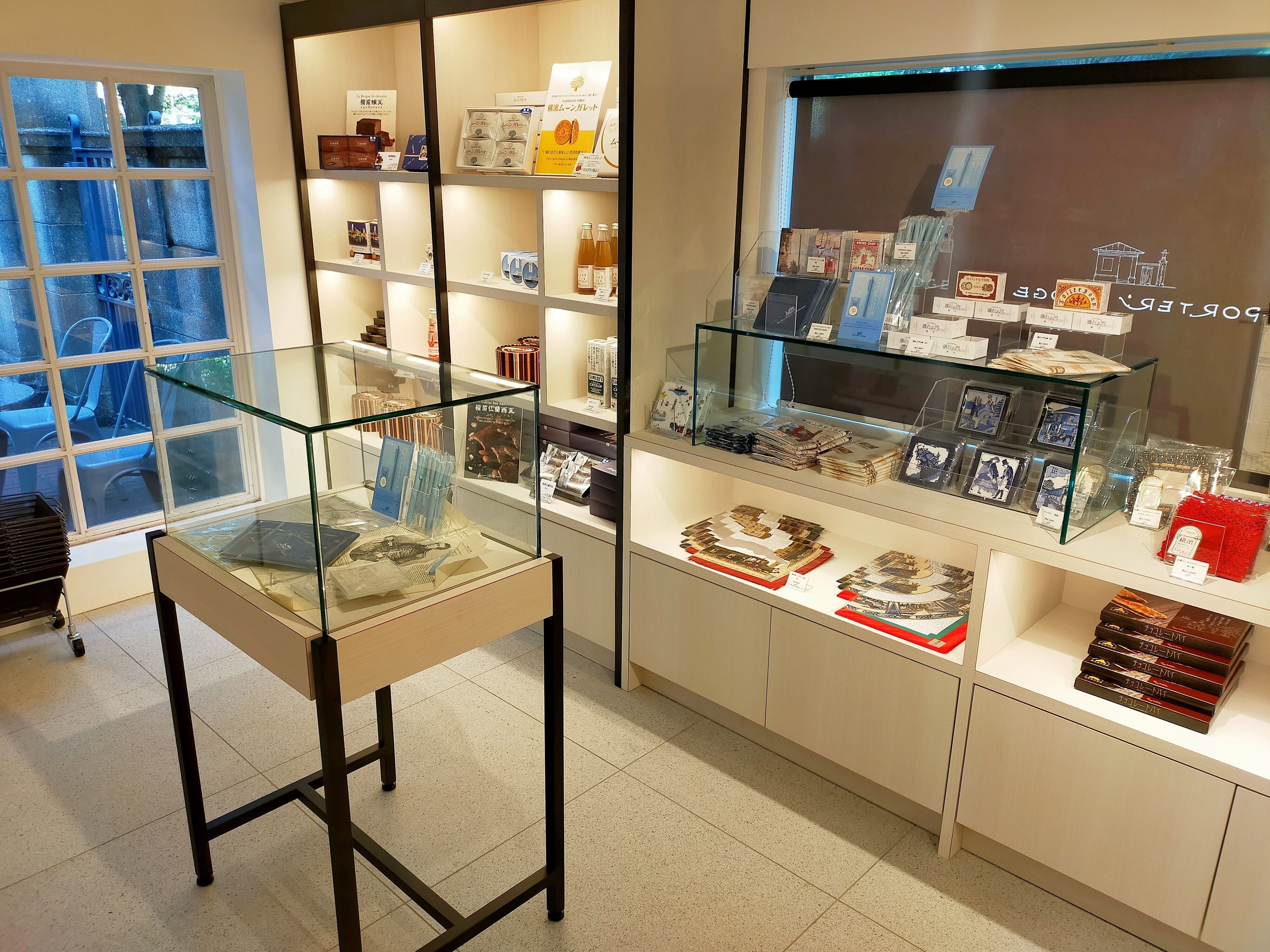 白と黒を基調としたシンプルモダンな店内では、横浜の歴史を伝える銘菓をご用意しています。