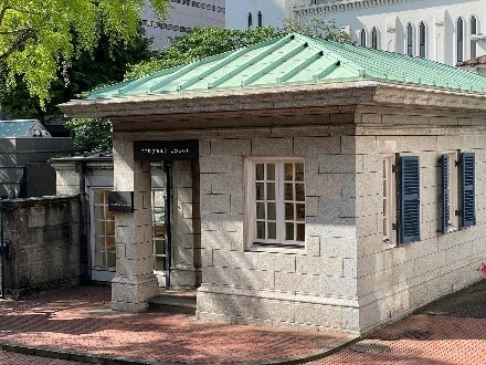 PORTER’S LODGEの外観　英国総領事館の付属棟である建物を使用しており異国情緒たっぷりのお店です。