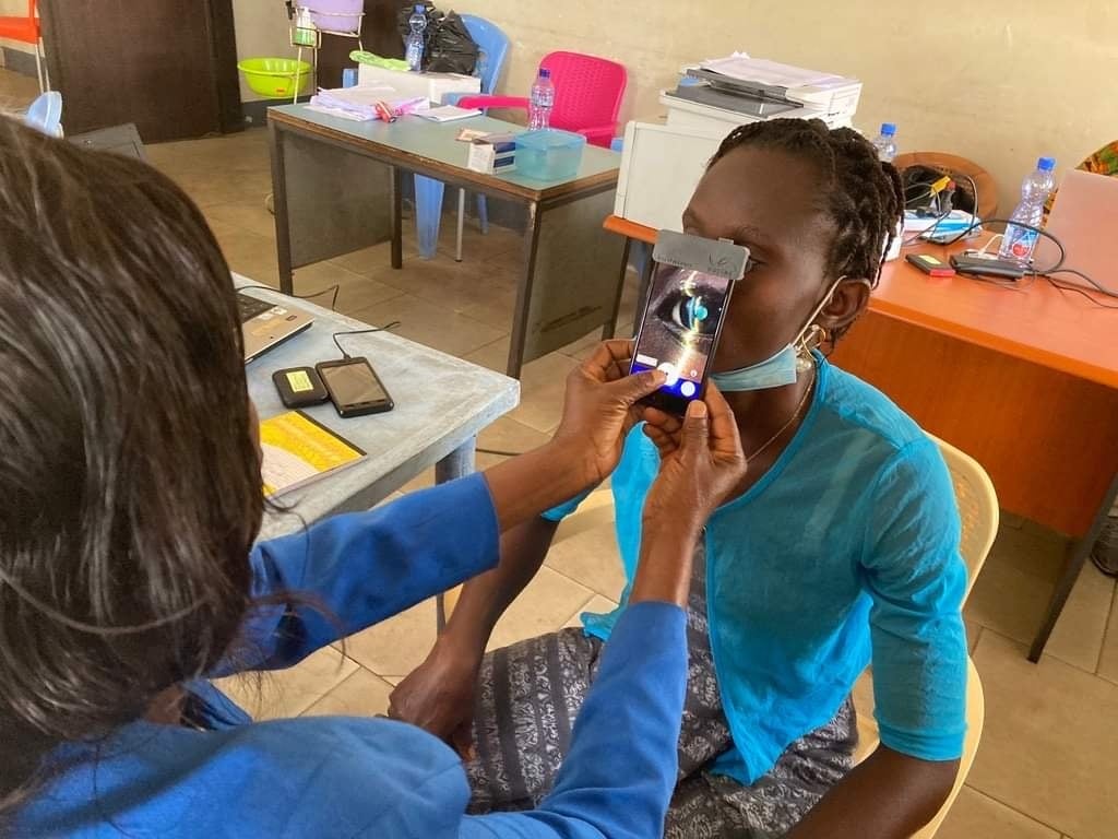 コンゴの農村でSECを使って眼科スクリーニングを行う医療スタッフ