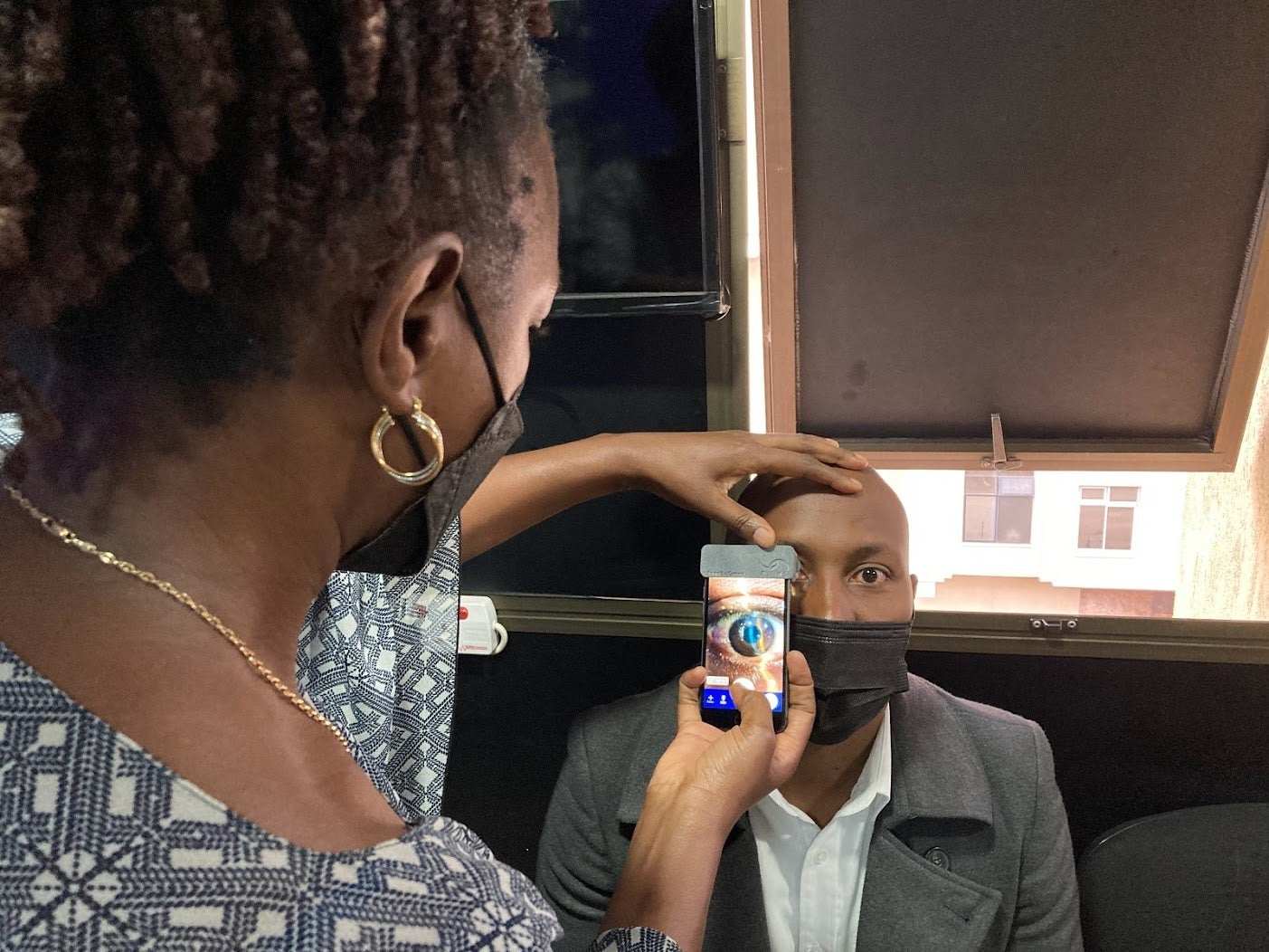 アフリカのケニアでSECを使って眼科診断を行う現地眼科医