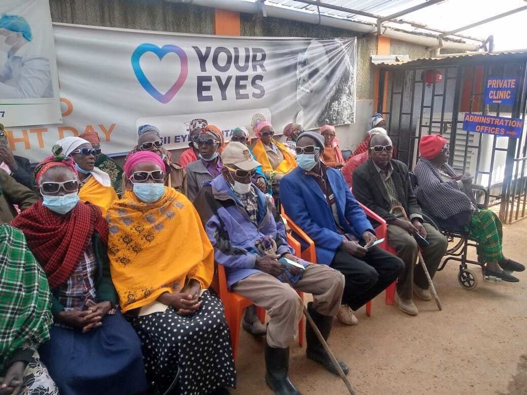 白内障手術患者の術後の眼の保護のために寄贈したサングラスを提供