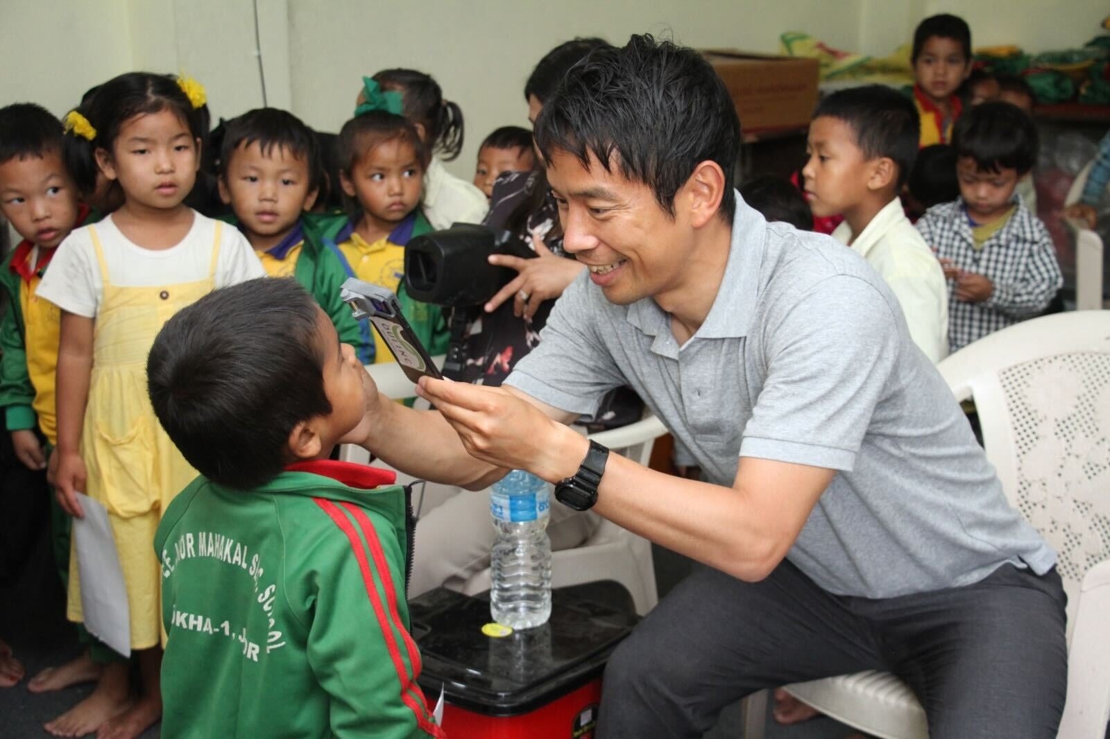 カトマンズ近郊の小学校でのSECを活用した眼科検診