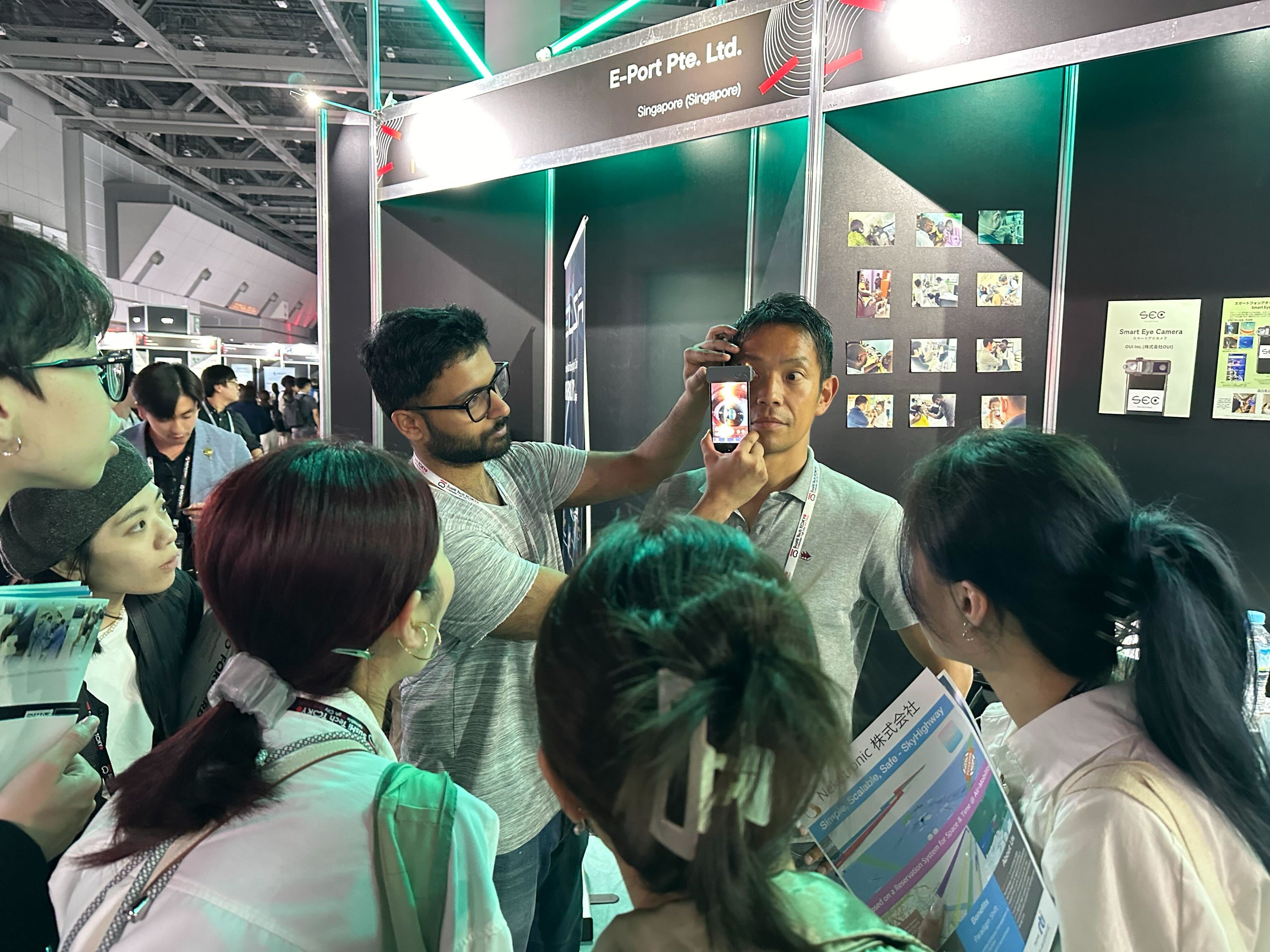 香港からの来場者にデモを行うOUI Inc. Medical AssociateのDr. Rohan