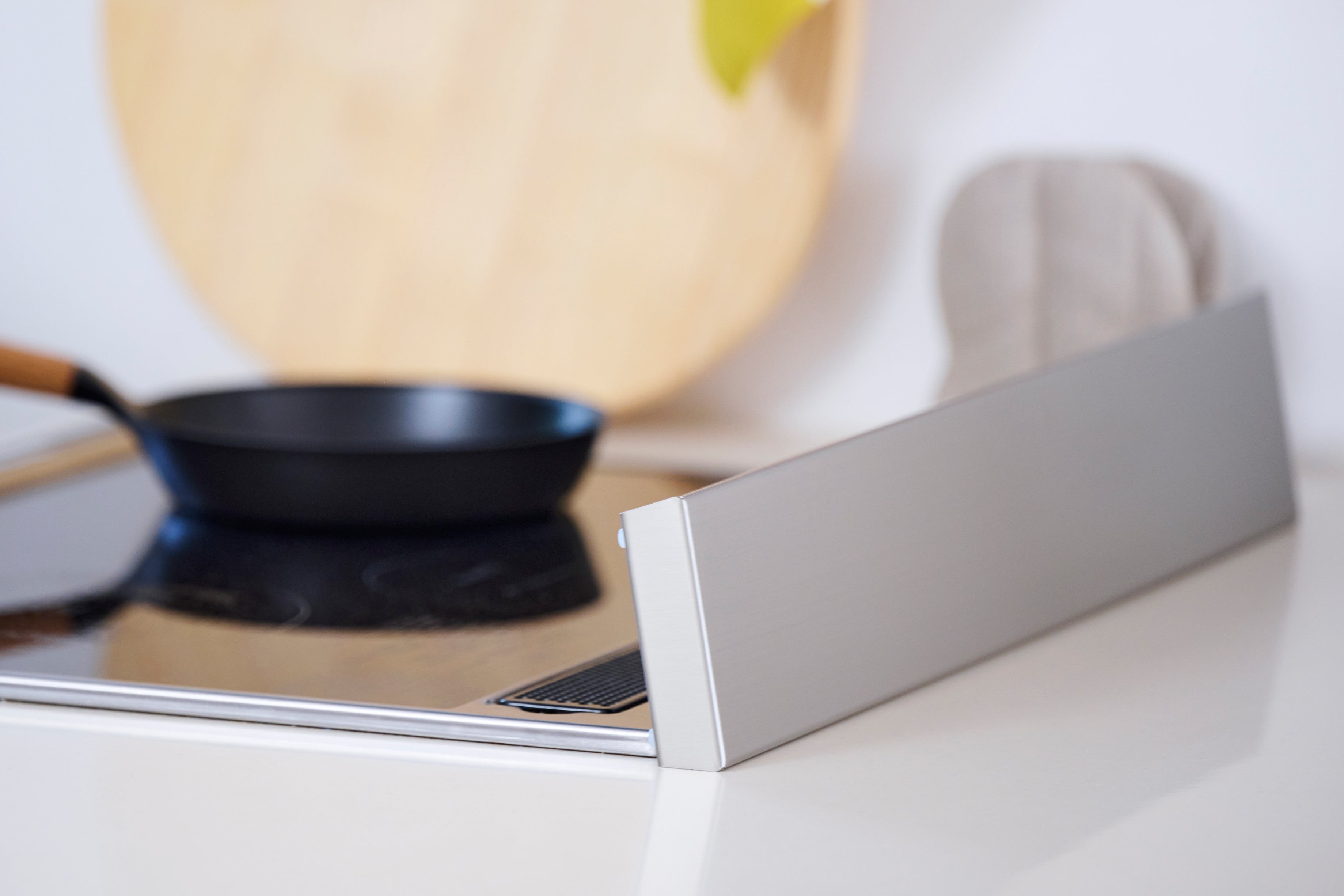 グリル使用時は立てて置けるスタンドタイプ ＊特許出願中（特願2023-125803）