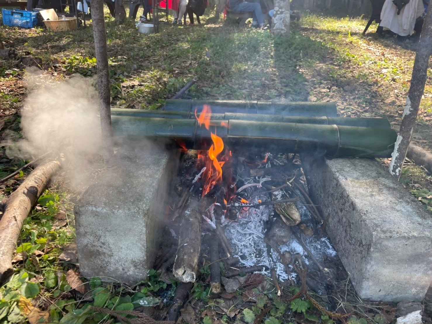 ▲炊飯中の竹飯ごうの様子