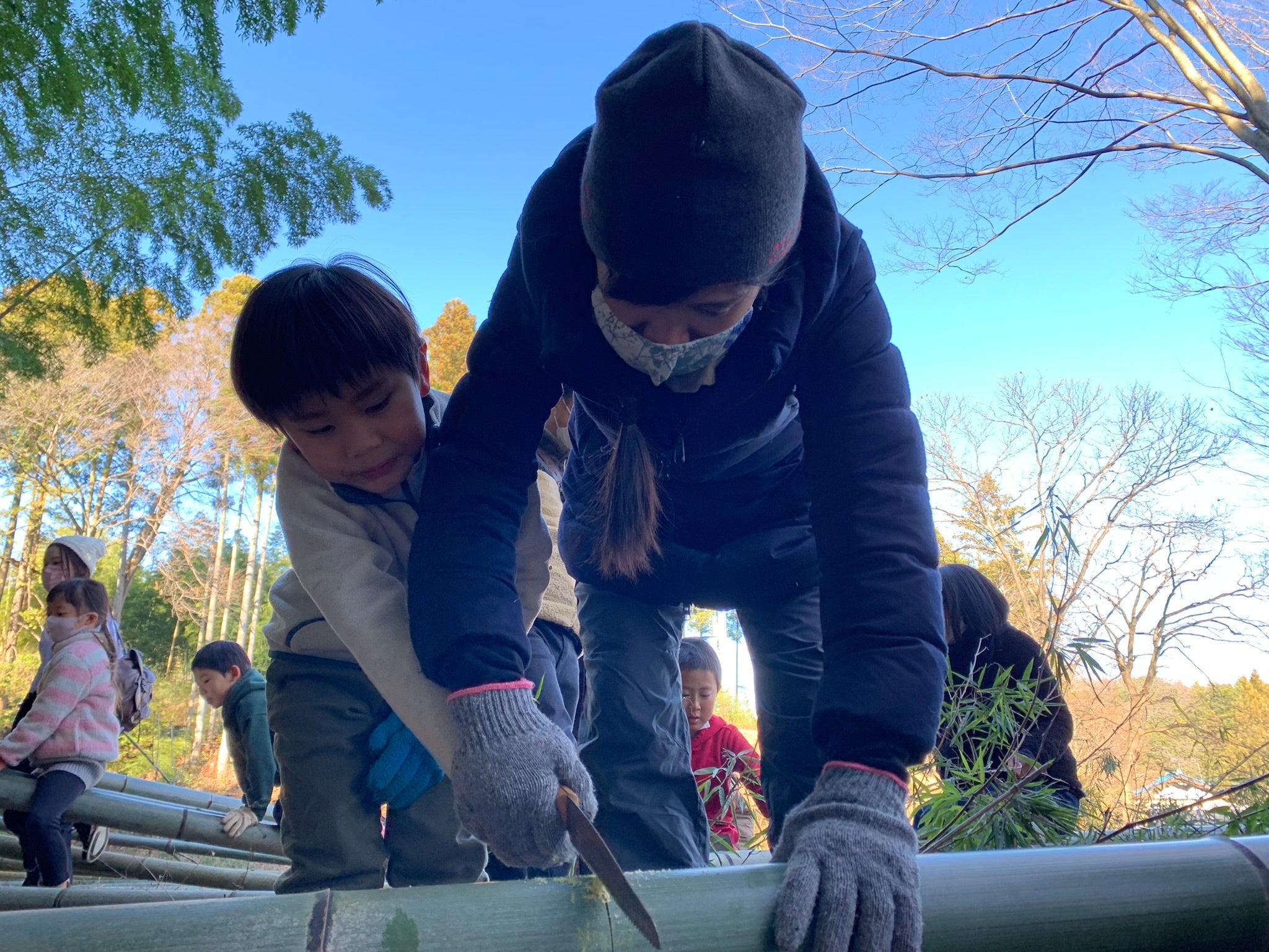 ▲竹を切り出して飯ごうを作ります