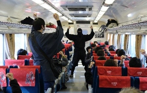 △江戸忍者による車内パフォーマンス（過去の様子）