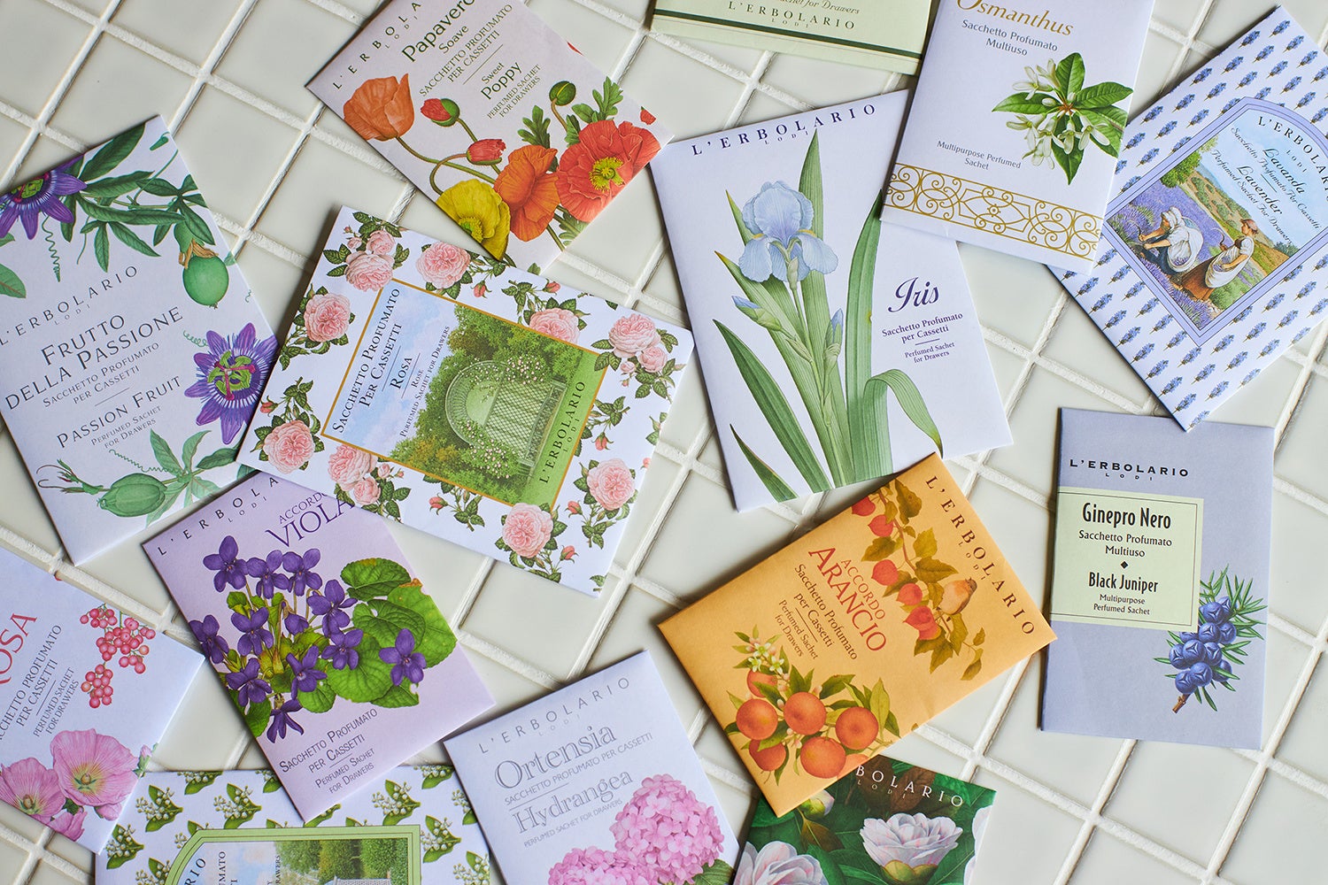 クローゼットやタンスの中でやさしい香りを広げるサシェ。パッケージの美しさにも定評があり、ギフトアイテムとしても人気です。