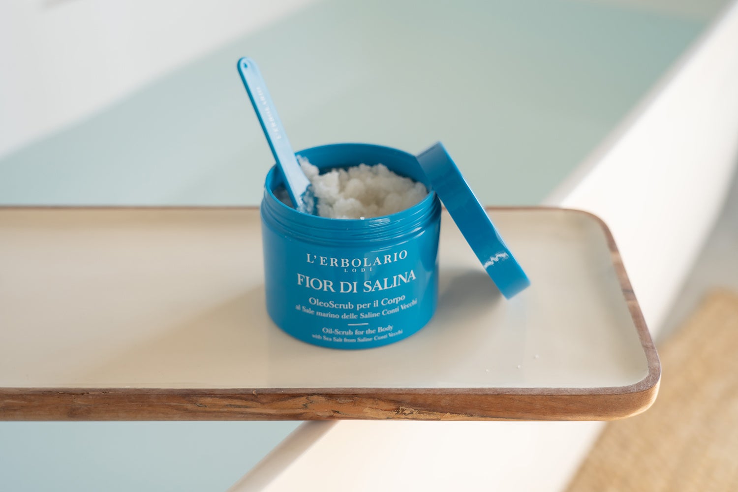 イタリア・サルデーニャ島から届く海塩(スクラブ剤)をたっぷりのオイルに浸漬させたボディ用スクラブ。余分な角質をケアするだけでなく、お肌にボディクリームいらずのうるおいを与える、レルボラリオの人気商品です。