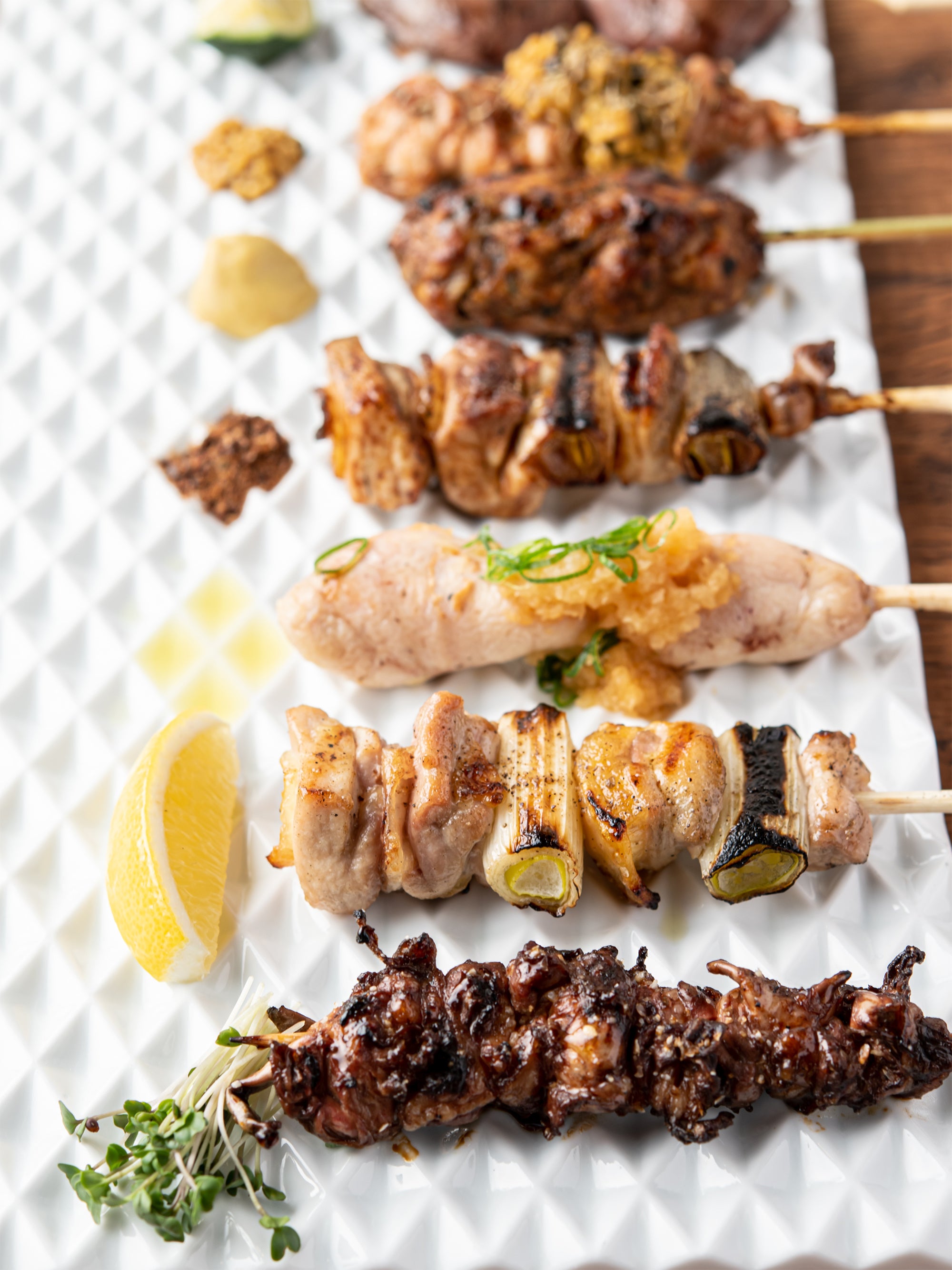 たれ・塩はもとより、素材に合わせて多彩にトッピング