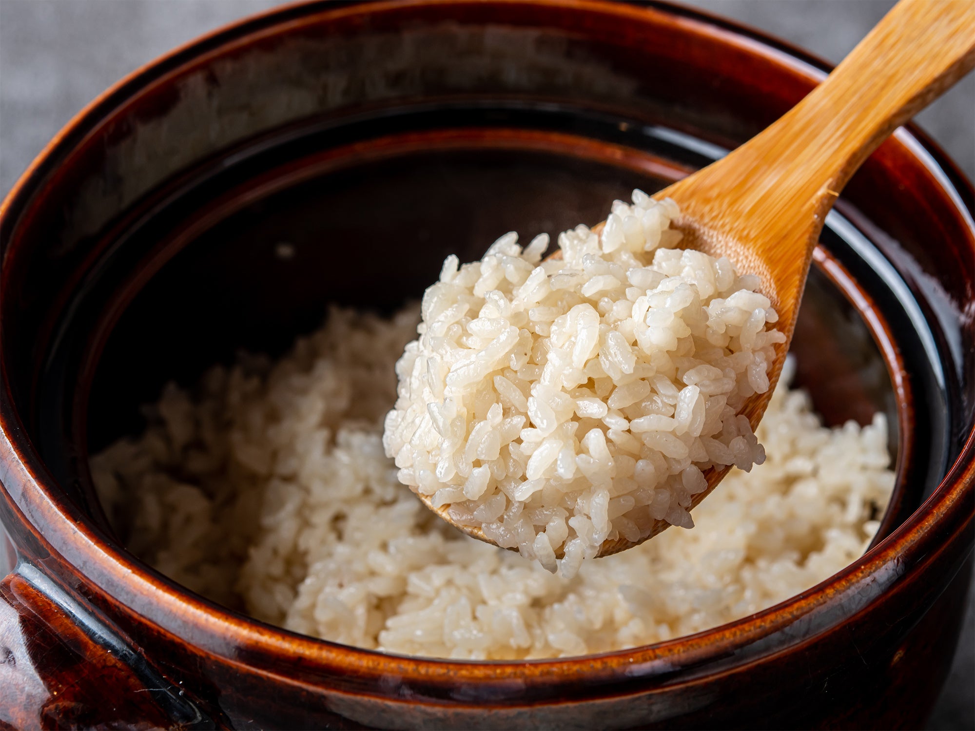 鶏スープで炊いた土鍋ご飯。お代わりはたまごかけ