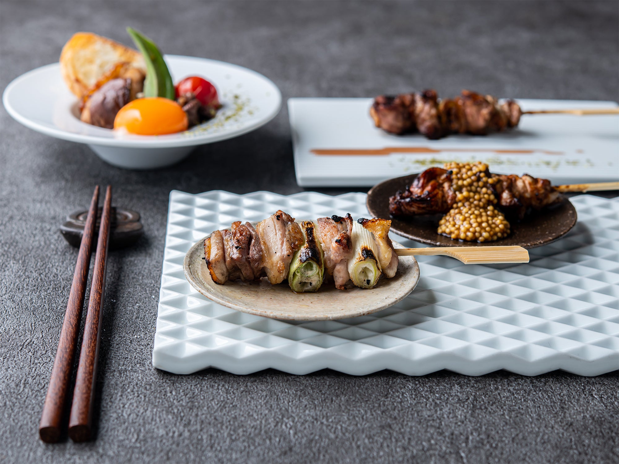 「お任せコース」は地鶏と旬の食材を合わせたスペシャリテ。ペアリングセットや、飲み放題セットを提供