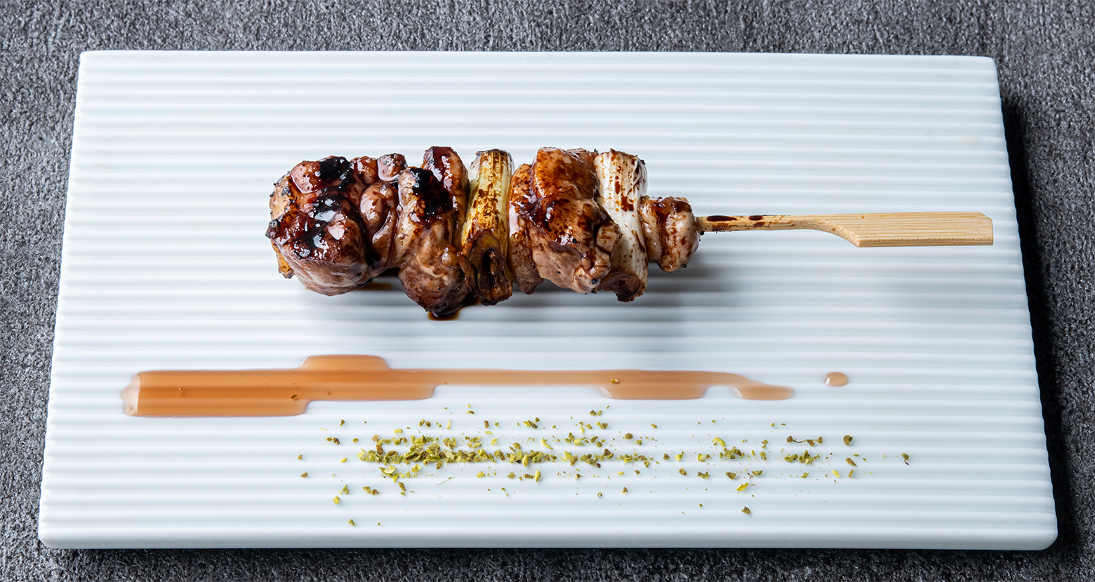 京鴨は串焼きはもちろん、フォアグラ感のある肝やジビエ感のある内臓も充実。ワインにベストマッチ